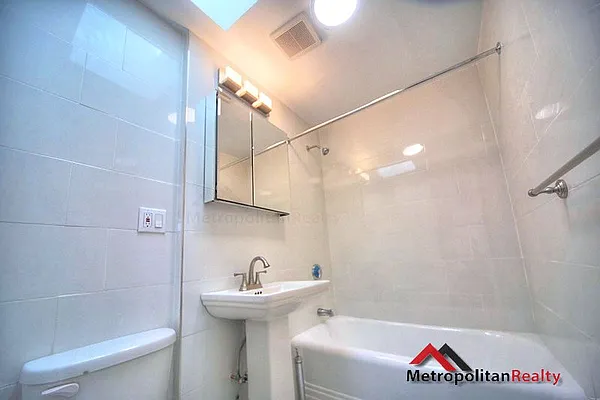 Rented by Metropolitan Realty | media 6
