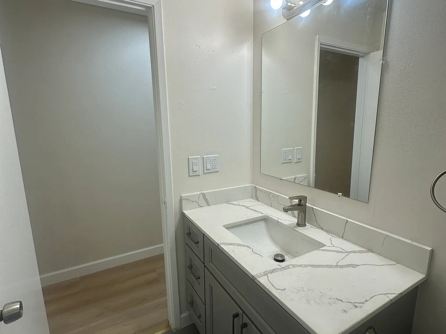 3 bed, 1100 sqft, $3,995 — Photo 3