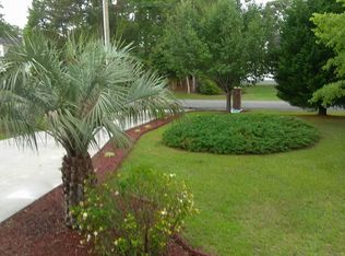 800 Horace Grant Ct, Sneads Ferry, NC 28460