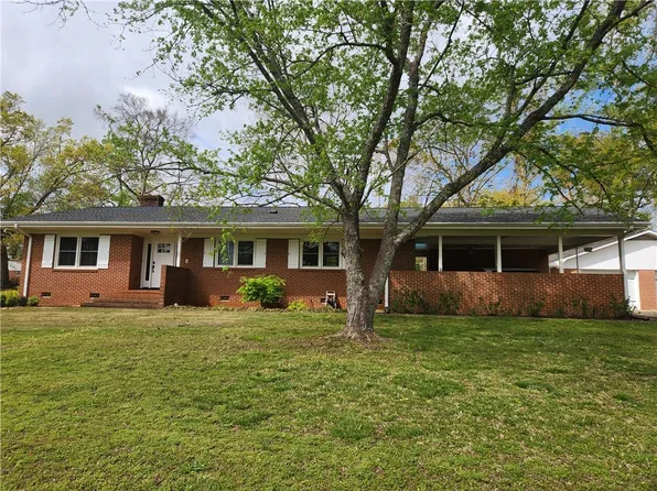 901 Hopkins Ave, Pendleton, SC 29670