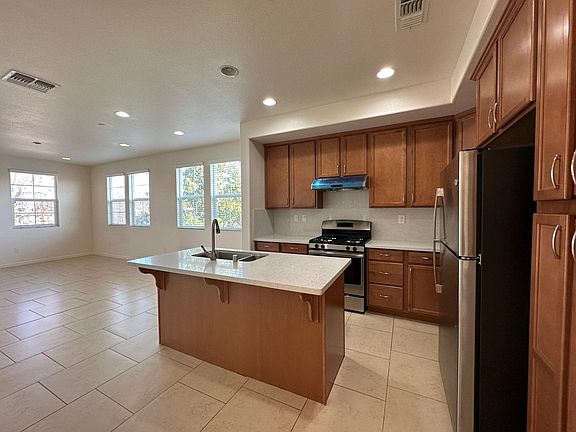 5th image of 1096 E William St