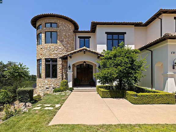 5th image of 32 Copenhagen Ct