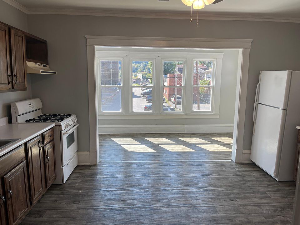 Open kitchen/dining area