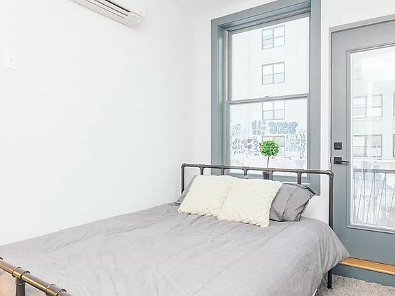 3rd image of 376 Bedford Ave #2B