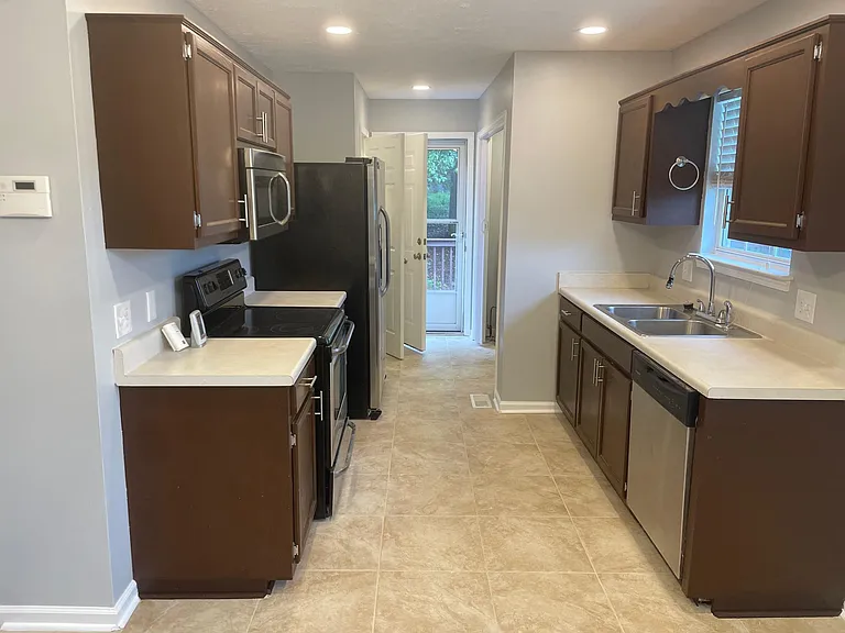 304 Eli Ct — Photo 4