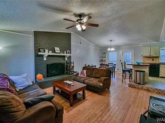 3rd image of 2734 Colonial Dr NE