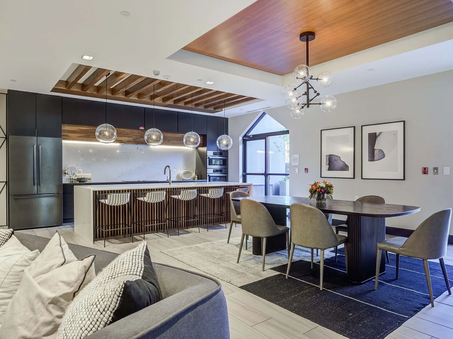 Skyrise Luxury Apartments — Photo 4