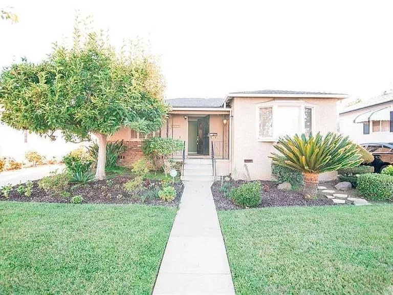 1015 Azalea Dr #2 — Photo 2