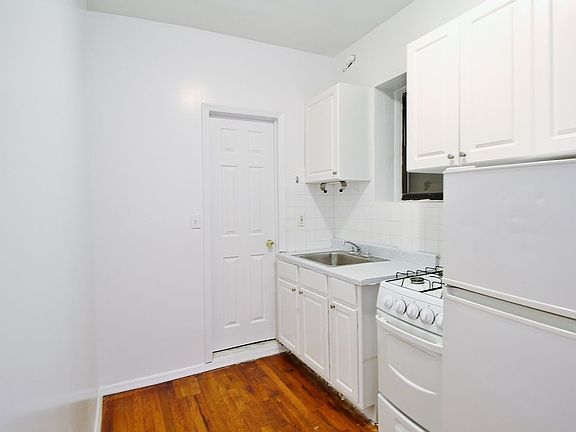 5th image of 332 W 37th St APT 2FW