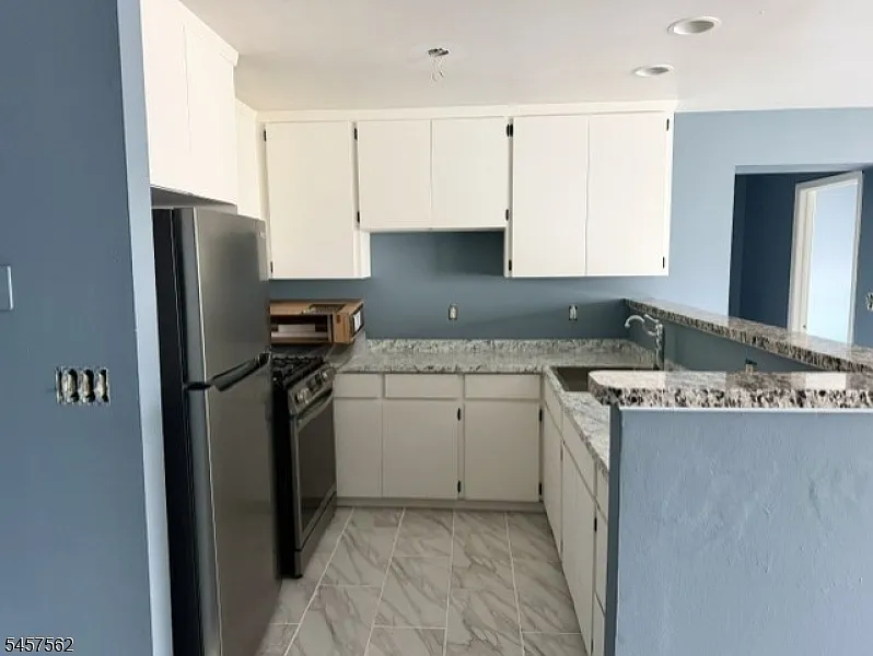 2 bed, 1.0 bath, $1,800 — Photo 2