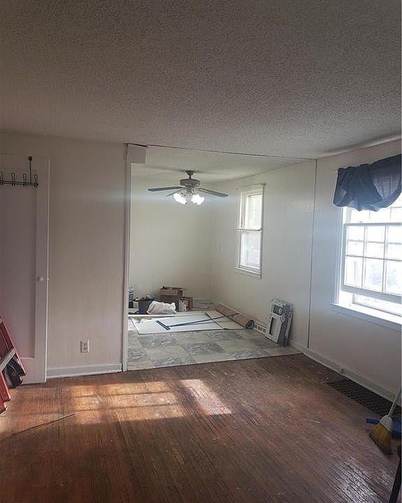 2nd image of 917 Beach Rd