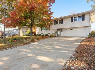 130 NW North Shore Dr, Lake Waukomis, MO 64151