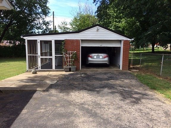 3rd image of 305 Greenbriar St