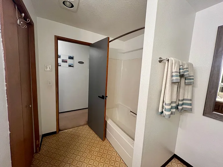 1130 Hemlock Ct — Photo 8