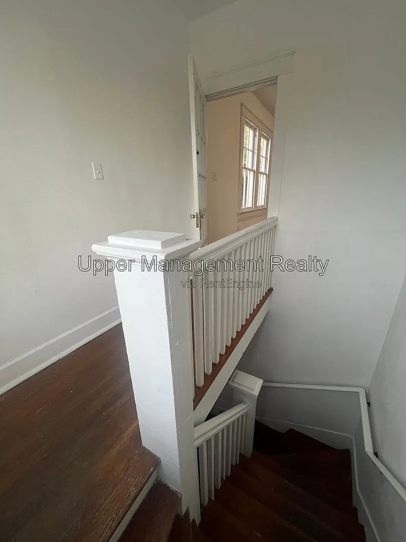 3 bed, 1.0 bath, 1300 sqft, $2,400 — Photo 2