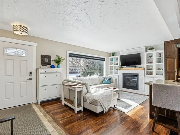 56 S Haddock Rd SW, Calgary, AB T2V 3J8