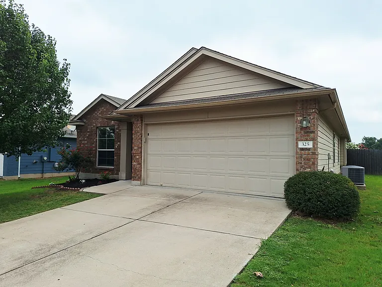 325 Comal Run — Photo 2