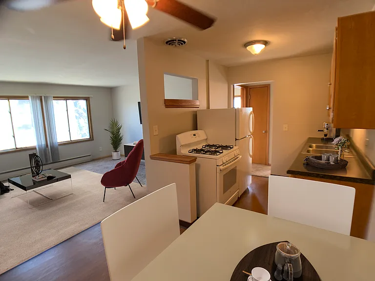 Broadway West Apartments — Photo 5