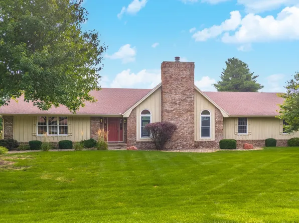 15852 Crestwicke Dr, Bloomington, IL 61705