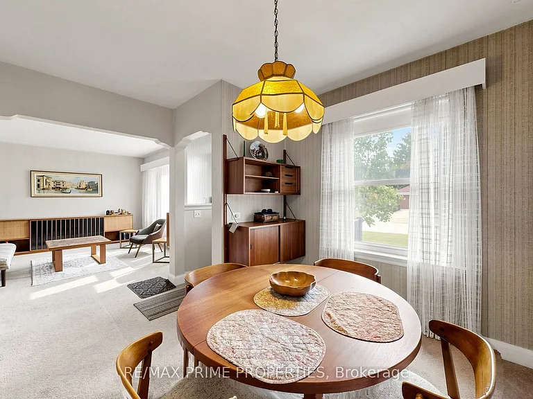 33 Irvington Cres — Photo 15