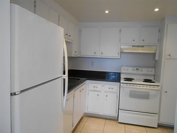 3rd image of 2781 Taft Street #102