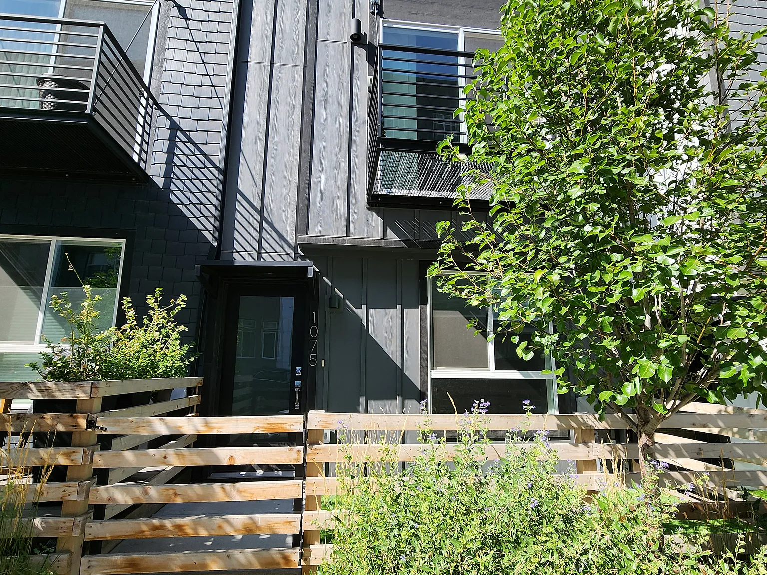 2 bed, 2.5 bath, 1769 sqft, $2,400 — Photo 2