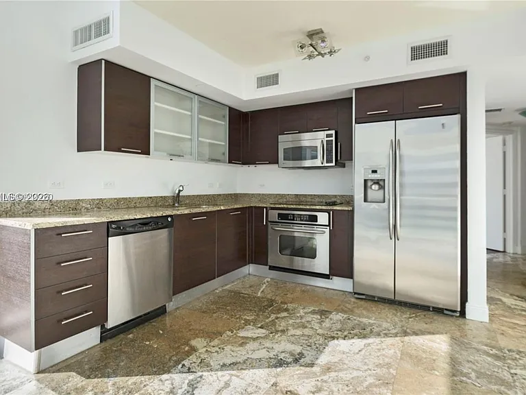 41 SE 5th St #1016 — Photo 3