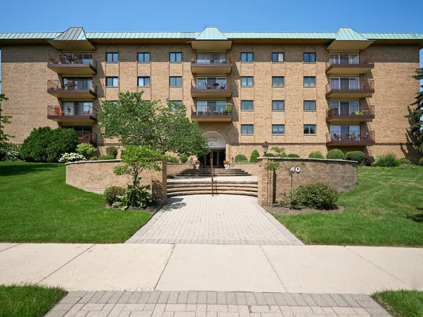 40 S Main St APT 4A, Glen Ellyn, IL 60137