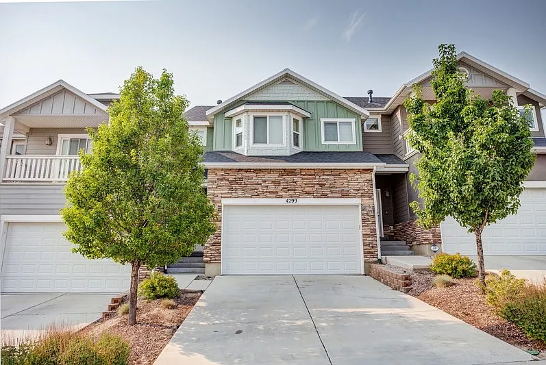 3 bed, 2.5 bath, 2000 sqft, $1,900 — Photo 1