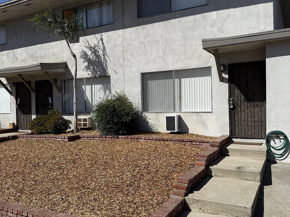 2 bed, 1.5 bath, 1100 sqft, $2,150