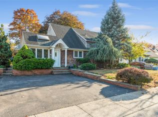 221 Friends Ln, Westbury, NY 11590