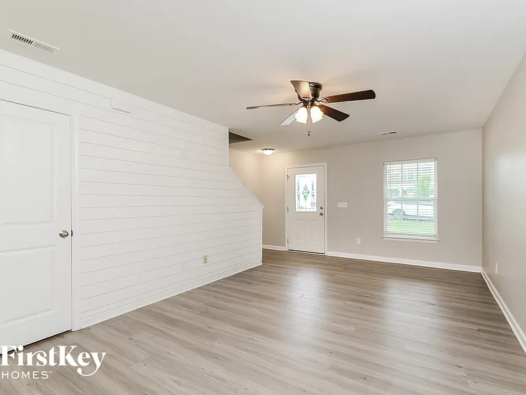 107 Sawyer Ln N — Photo 3