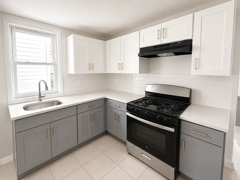 272 S 11th St #2 — Photo 1