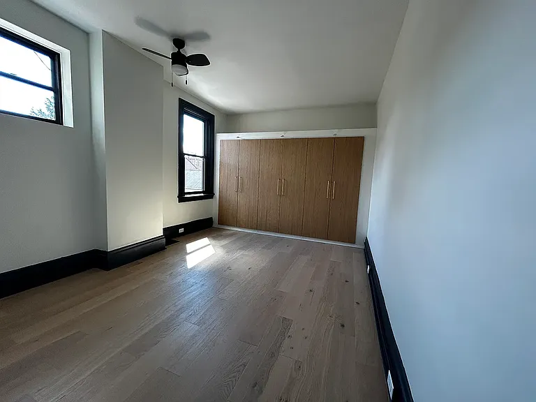 Bedroom with en-suite bath