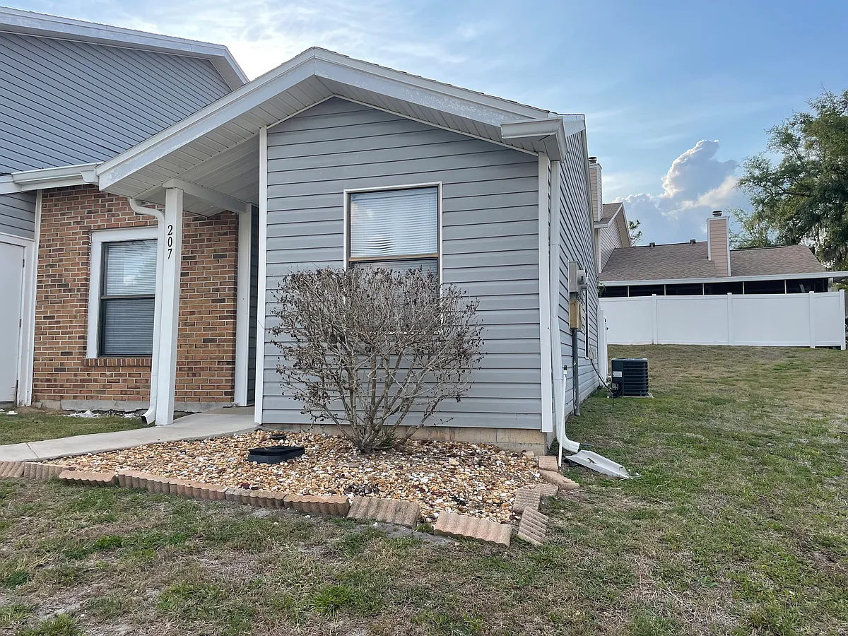 Building Photo - 207 Arbor Cir