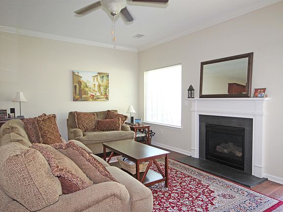 3rd image of 36 Bay Springs Dr