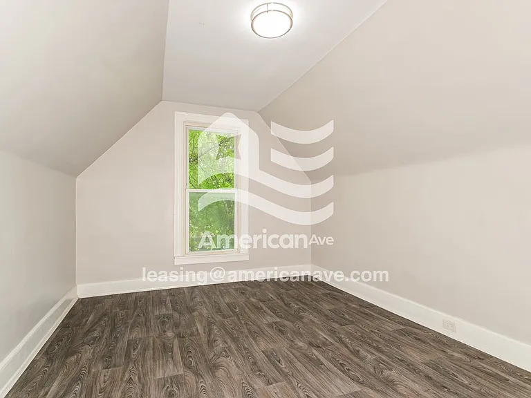 1531479_011_bedroom_10.jpg