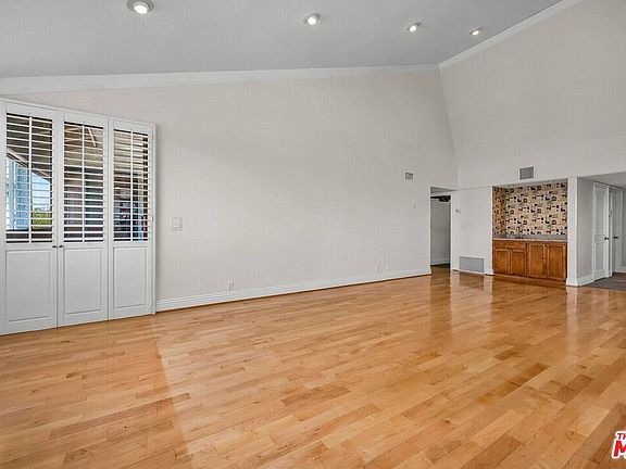 5th image of 5325 Lindley Ave Unit 308