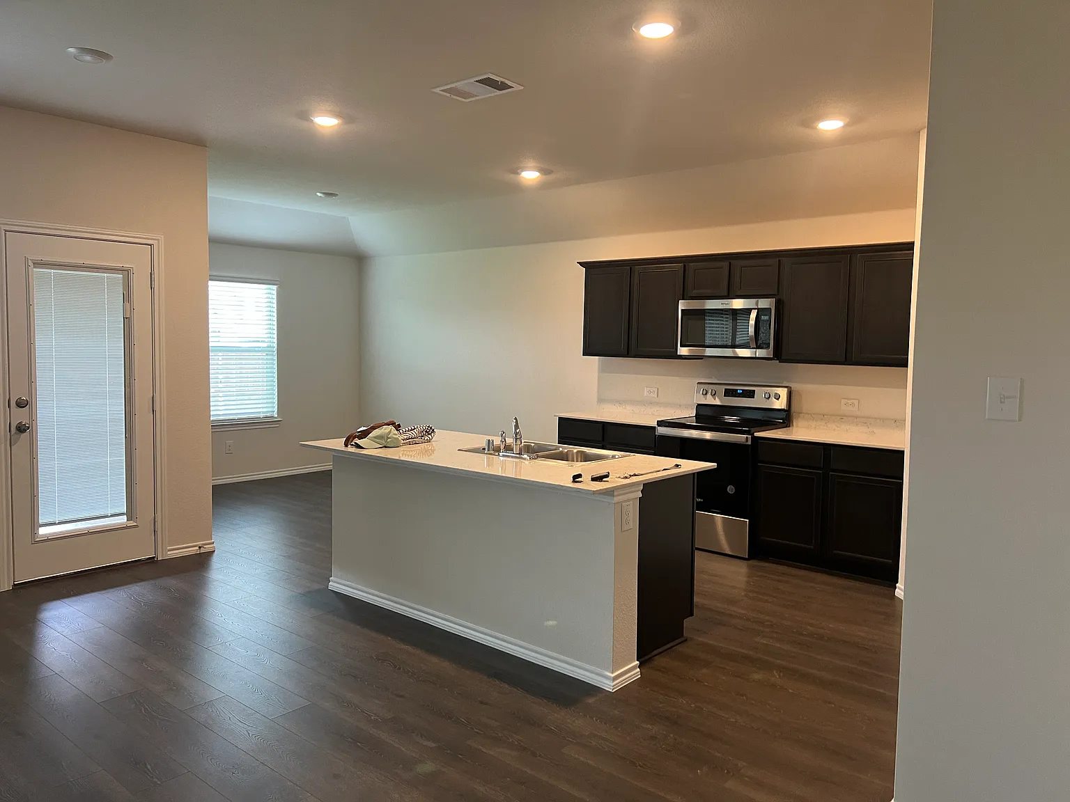 4 bed, 2200 sqft, $950 — Photo 2