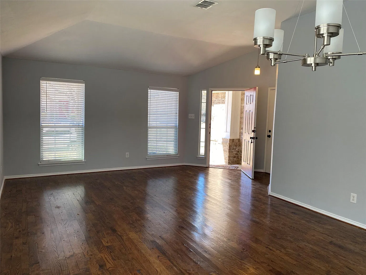 4 bed, 1962 sqft, $2,200 — Photo 3