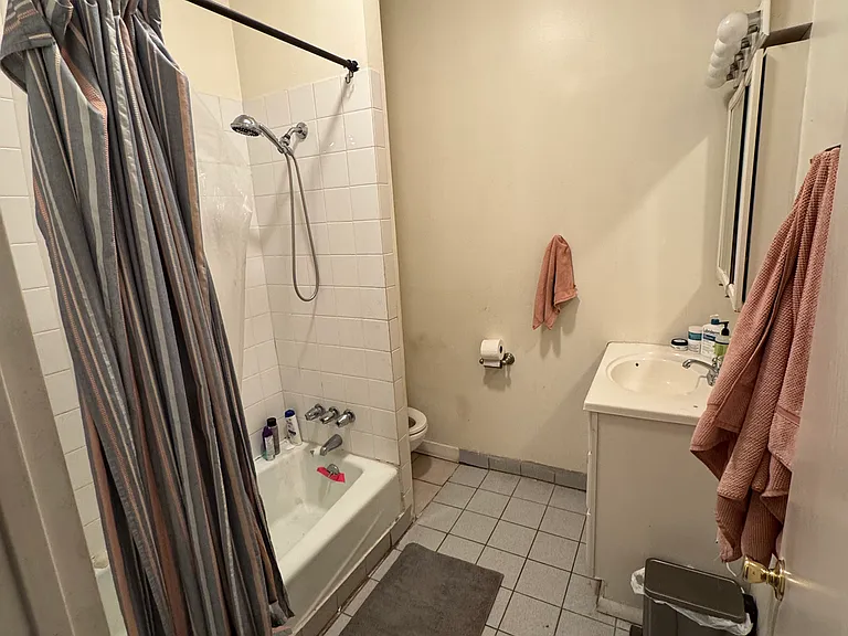 1449 N Artesian Ave #2F — Photo 8