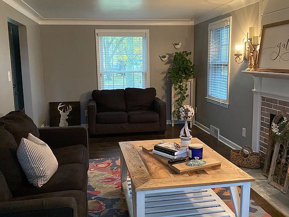 3rd image of 736 Parkhurst Blvd