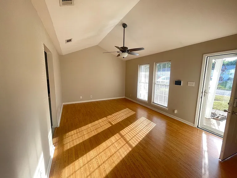 1045 Bush Ave — Photo 3