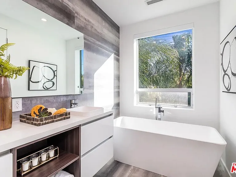 8932 Dorrington Ave — Photo 23