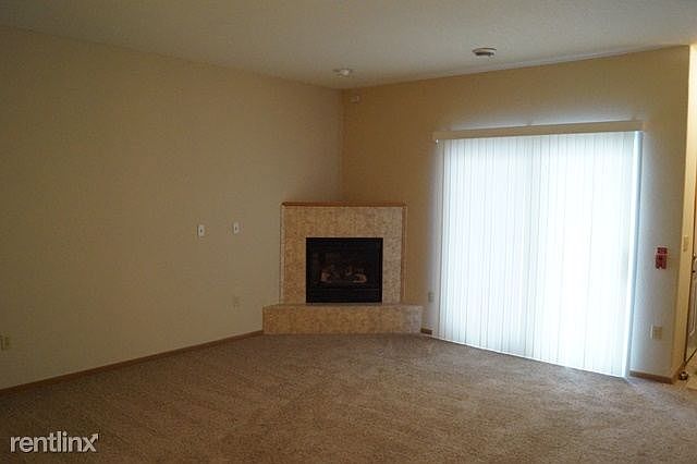 1706 Birchwood Living room