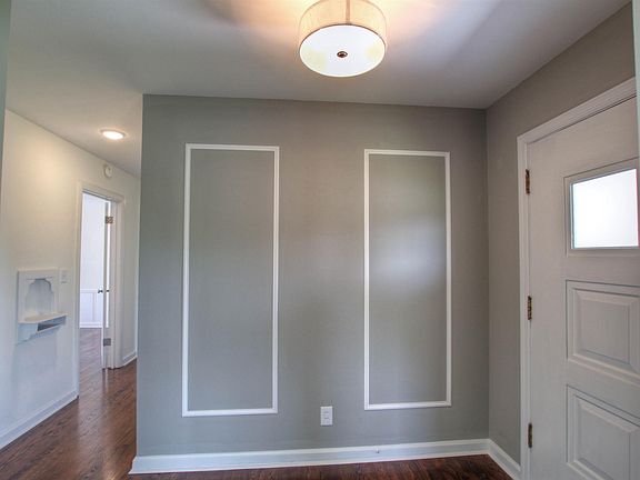 4th image of 726 W Clark Blvd