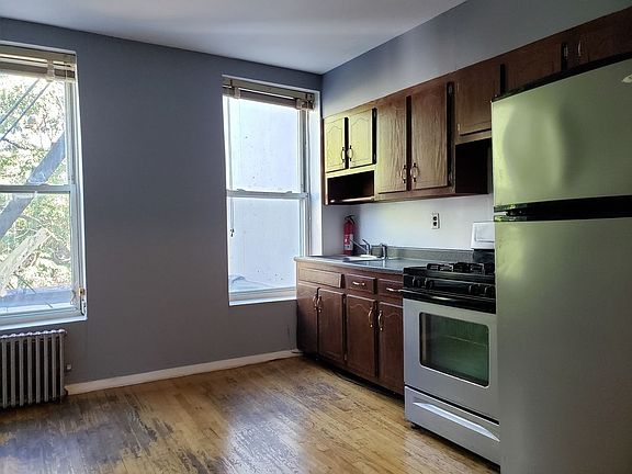 2nd image of 329 De Graw St #2