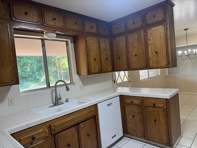 1429 W Tenaya Way — Photo 3