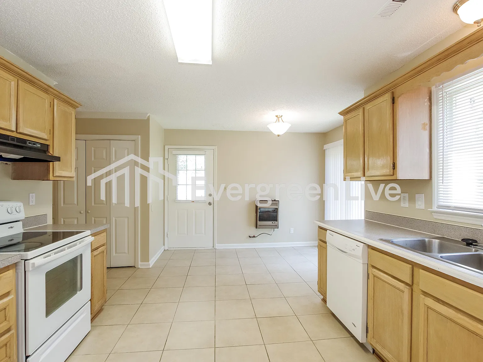 3 bed, 2.5 bath, 1489 sqft, $1,695 — Photo 3