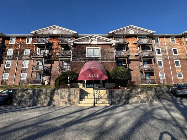 1190 Charles St APT 44, Lincoln, RI 02865
